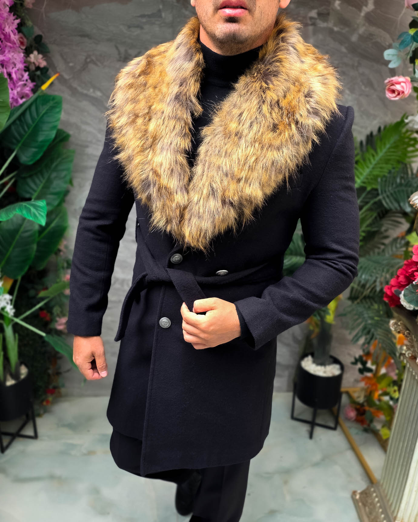 Palton lung bărbătesc negru cu guler din blană maro - PT511