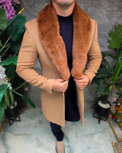 Palton de bărbați slim-fit cu blana la guler - culoare camel - PT505