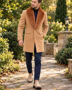 Una visione alternativa del Palton de bărbați slim-fit cu blana la guler - culoare camel - PT505