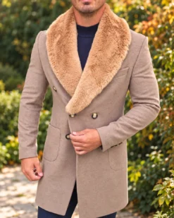 Cappotto lungo da uomo color marrone chiaro con collo in pelliccia color cammello - PT510