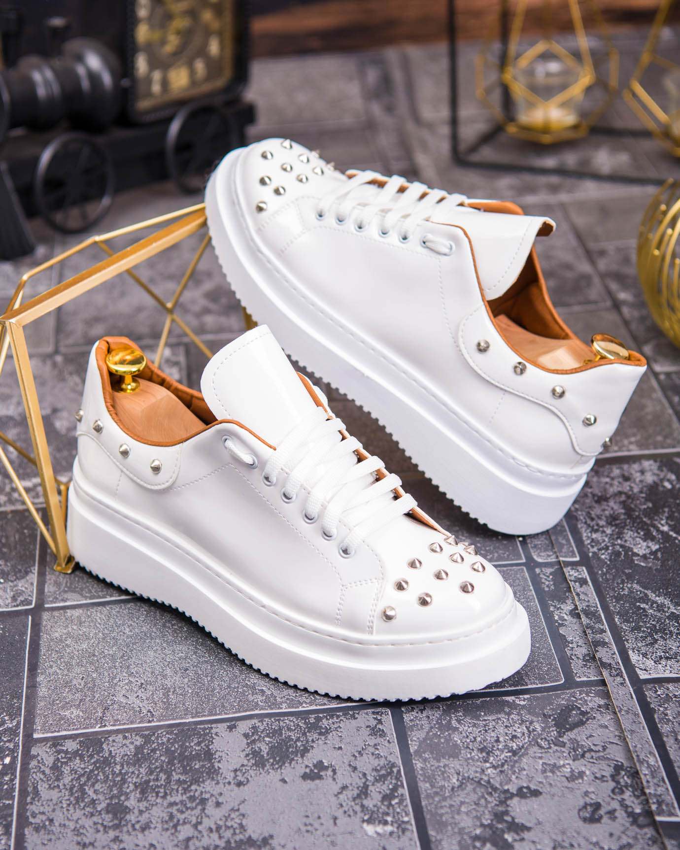 Teniși de bărbați cu talpa înaltă, albi cu tinte– AD877