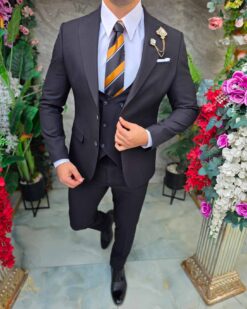 O perspectivă alternativă asupra modelului Costum de bărbați, Negru: Sacou, Vesta si Pantalon- C5401