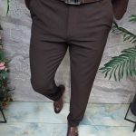 Pantaloni marroni, elasticizzati, dal taglio affusolato - PN863