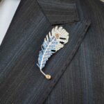 Lanț metalic pentru sacou, Argintiu cu pietre albastre, Pana - LT401