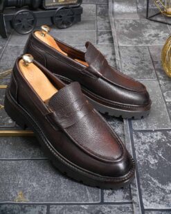 O perspectivă alternativă asupra modelului Pantofi Loafers Reginald, maro, din piele 100% naturala - P1975
