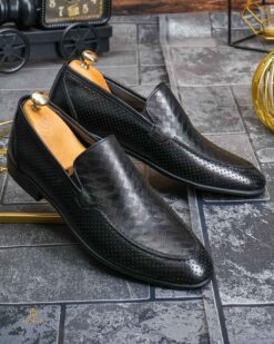 O perspectivă alternativă asupra modelului Pantofi Loafers Reginald, negri, din piele 100% naturala - P1973