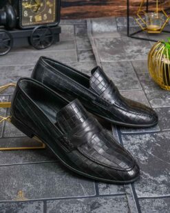 O perspectivă alternativă asupra modelului Pantofi Loafers Reginald, negri cu model, din piele 100% naturala - P1993