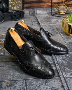 O perspectivă alternativă asupra modelului Pantofi Loafers Reginald, negri cu model, din piele 100% naturala - P1986