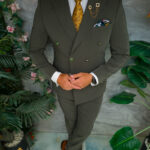 Traje elegante de hombre verde, con botones dorados, chaqueta y pantalón - C5506