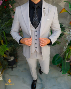 O perspectivă alternativă asupra modelului Costum de bărbați, Slim fit, Gri in dungi: Sacou, Vesta si Pantalon - C5517
