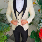 Traje color crema con estampado dorado, NAS/MIRE, chaqueta, chaleco, pantalón y pajarita - C5489