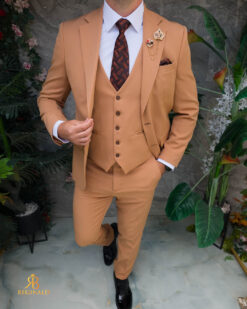 O perspectivă alternativă asupra modelului Costum de bărbați, Slim fit eleastic, Maro: Sacou, Vesta si Pantalon - C5515