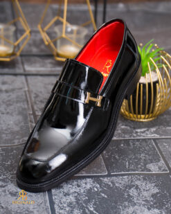 O perspectivă alternativă asupra modelului Pantofi Loafers de bărbați din piele naturala,Premium, Negru lacuit cu detaliu metalic- P2008