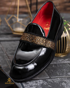 O perspectivă alternativă asupra modelului Pantofi Loafers de bărbați din piele naturala,Premium, Negru lacuit cu strasuri- P2012