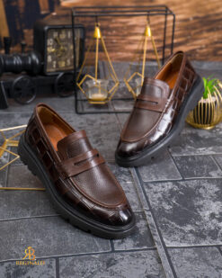 O perspectivă alternativă asupra modelului Pantofi Loafers Reginald, maro cu model croc, din piele 100% naturala - P2059
