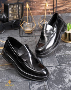 O perspectivă alternativă asupra modelului Pantofi Loafers Reginald, negri-lacuiti, din piele 100% naturala - P2050