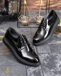 O perspectivă alternativă asupra modelului Mocasini de barbati casual, negri lăcuiti, cu șiret, talpa inalta ultra-usoara – AD956
