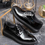 Mocasines informales para hombre, negros lacados, con cordones y suela alta ultraligera – AD956