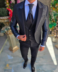 O perspectivă alternativă asupra modelului Costum negru NAS/MIRE, Sacou, Vesta, Pantalon, Cravata- C5613