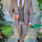 Traje de hombre, marrón a cuadros, de 3 piezas: chaqueta, chaleco y pantalón - C5576
