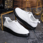 Zapatillas deportivas para hombre, blancas con suela negra, de piel natural - P2088