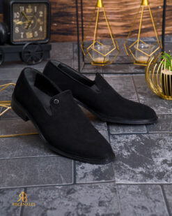 O perspectivă alternativă asupra modelului Pantofi de bărbați / Loafers din piele intoarsa cu accesoriu- P2070
