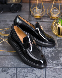 Una visione alternativa del Mocasini de barbati casual, negru lacuit, talpa inalta ultra-usoara – AD970