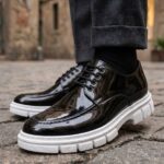 Mocasini de barbati casual, negri lăcuiti, cu șiret, talpa alba inalta ultra-usoara – AD982