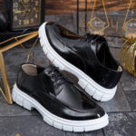 Mocasini de barbati casual, negri lăcuiti, cu șiret, talpa alba inalta ultra-usoara – AD982